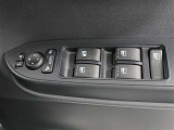 運転席のパワーウインドスイッチで全席窓の開閉・ロック操作ができます。