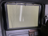 ロールサンシェイドは、太陽光を防ぐので冷房の効きを良くする効果もあるんです。エアコンを控えめにすれば燃費向上も期待できます