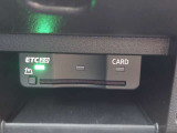 Audiの車両では、ETC車載器が標準して提供されていることが多いです。このシステムを使うことで、高速道路の料金所でわざわざ停止して料金を支払うことなく、スムーズに通行できます。
