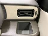 【運転席ドリンクホルダー】使いやすさに配慮したドリンクホルダー
