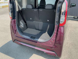 バックドアは大きく開きます。定員乗車時でも十分広いラゲッジスペースを確保しています