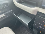 引き出し式の助手席グローブボックスで収納が沢山あり便利です