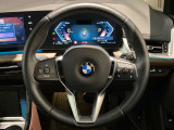 操作性に優れたステアリングは、BMWの走りを支える大事な部品です。オーディオやハンズフリー通話、クルーズコントロール関連の操作もこちらに集約されています。