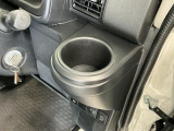 【カップホルダー】お飲み物が手に取りやすい位置に。長時間のドライブには必需品です☆