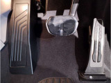 ペダル】BMWはオルガン式アクセルペダルを採用しています。踏み込む足とペダルが同じ軌跡を描くため、かかとがずれにくく、アクセルコントロールがよりしやすくなるメリットがあります