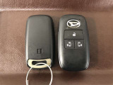 【キーフリーシステム】電子カードキーを携帯していれば、ドアハンドルのリクエストスイッチを押すだけでドアの施錠・解錠が可能です。