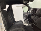 座面も厚みがあり背もたれも高く、広い足元にゆったり座れるシートです。運転席と助手席の間が空いている為、助手席側への移動がスムーズです。交通量の多い道でも助手席側から乗り降りができます。