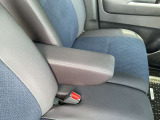 運転席にはひじ掛けが装着されていますので長時間のドライブ時にはとても役立ちます。
