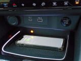 フロントセンタートレイは携帯電話のワイヤレス充電器となっています!