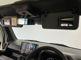 【サンバイザー】車内で身だしなみを整えるためのバニティミラーがセット。お化粧直しや髪型のチェックに活用できます。