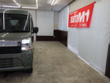 当店では専任のメカニックが大切なお客様のお車を一台一台丁寧に整備いたします。自社認証工場にてリフトアップし下回りまでキッチリ検査いたします。