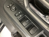 鍵や窓の開け閉めはこちらで!サイドミラーの調節も電動で出来ます。