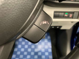 【車線逸脱抑制機能】車線の逸脱の可能性が高いとシステムが判断した場合に、ドライバーに車線逸脱防止方向へのステアリング操作を促し、車両を内側に戻すよう支援します。