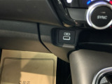 USBチャージャー付きで、スマホなどの充電が手軽に行えます。日常使いにうれしい装備です。