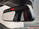 【ETC機能付防眩ミラー】BMWのルームミラーは、ETCと一体型でございます。ミラーは防眩機能付きですので、後方車両のヘッドライトの明かりをカット致します。