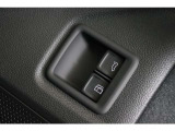 運転席からトランクゲートを開けることも可能です。