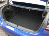 リヤ・シートは4:2:4の3分割にバックレストを倒して使うことが可能。急に荷物が増えたときや大きな物を運搬する際には、それぞれの収納ニーズに合わせて多様な積載パターンを選択可能です。
