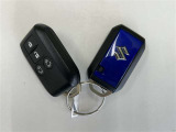 キーを取り出さずにドアを施錠&解錠。クルマの始動も可能です。