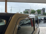 見落としがちな屋根もチェック。色ムラ・小キズ・へこみの有無や装備(ルーフレール等)も確認可能。