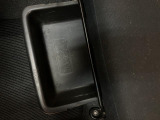【シートアンダートレイ】助手席の下には収納式のトレーがあるので、ちょっとした物を運転席から手の届く範囲で出し入れが出来るので便利なんですよ♪