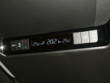 【後席用オートエアコン操作パネル】車内温度を感知して自動で温度調整をしてくれるのでいつでも快適な車内空間を創り上げます!