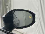 後続車が接近するのを知らせてくれるBSM(ブラインドスポットモニター)。接近するとドアミラー部の警告灯が光ってくれるので、万が一の追突も防げそうですね♪上級装備です。