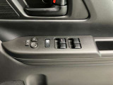【運転席ドアスイッチ回り】パワーウィンドー[ロック機構]・電動格納式リモコンドアミラースイッチがまとまっているので操作しやすいです。