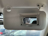 運転席サンバイザーにはバニティミラー付きで車内でもお化粧直しできます