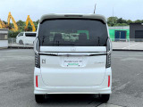 フルLEDの縦型のコンビネーションランプで視認性を向上!テールゲートの大開口デザインも演出しています!