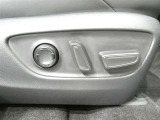 細かいシート調整が可能なパワーシート装備のお車になります★