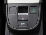 電子制御パーキングブレーキ搭載で指一本で簡単に操作することができます。さらに停車中に、ブレーキペダルを踏み続けなくても、自動的にブレーキを保持する機能である、オートマチックブレーキホールド付きです。