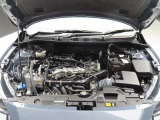 MAZDA2のエンジンルームです。静粛性と伸びやかな更け上りの、1.5Lガソリンエンジン「SKYACTIV-G」を搭載。MAZDA車のプロとして、責任を持って整備しお届けいたします。