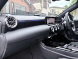 お車のエアコン操作パネルです。無駄な動作ボタンを無くしたスッキリとしたデザインは、インテリア全体をお洒落に落ち着かせています。