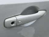 ドアロックリクエストスイッチです。ドアロックの開閉がボタン一つで可能です。