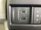 スマートフォンなどの充電に便利なUSBジャックです。