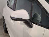 BMWのミラーは車種によって異なりますがレーンチェンジウォーニングが装備されております。詳しくは当店スタッフまでお問い合わせくださいませ。
