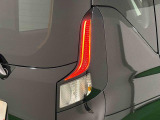 急ブレーキを後続車にお知らせするエマージェンシーストップシグナル機能付きLEDリヤコンビネーションランプ(LEDストップランプ)