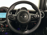 MINIのロゴが映える、シンプルでスタイリッシュなステアリング。