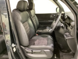 女性でも運転がしやすいように、シートの高さ調整機能(シートリフター)がついています。運転席と助手席の間が空いている為、助手席側への移動がスムーズです。交通量の多い道でも助手席側から乗り降りができます。