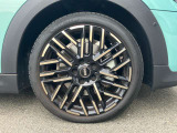 アロイは英語で合金を意味しますが、車の世界ではアルミ製のホイールを指します。大衆車のホイールは製造コストが安いスチール(鉄)でできていますが、アルミ(アルミ合金)製ホイールは軽いのが特徴です。