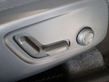 運転席は左右ともパワーシートとなっています ボタンをスライドさせることで直感的に操作可能です