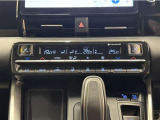 デュアルオートエアコン付きです。運転席・助手席でそれぞれ吹き出す風の温度や風量など自動調整してくれます。