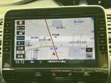 鮮明な表示で、ナビゲーション操作がスムーズに行えます。目的地設定も簡単で、安心してドライブを楽しめます。