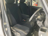 運転席、助手席です。座面も広くゆったりと座れてアームレストも付いているので重宝します。