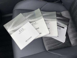 メンテナンスノート、取扱説明書ですね。 車の情報が凝縮されています。 車の整備記録が記載されている大事な物ですよ。