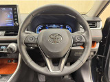 ステアリングスイッチ搭載!手を離さずに手元のスイッチでさまざまな操作が可能。運転中、視線をそらさなくても操作ができて安全です!