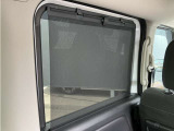 ロール式シェードが出てきます!車内の温度を安定して保てます♪強い日差しもシャツトダウンしてくれます☆