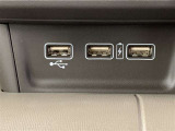 充電用USB端子付き。スマートフォンなどの充電に便利です。