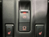 【電動パーキングブレーキ】スイッチ一つで簡単に操作できる電動パーキングを搭載。シフト操作やアクセルと連動してパーキングブレーキが作動・解除されるため、スムーズな発進が可能に。