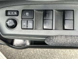 パワーウインドウスイッチです。ミラーの開閉スイッチをAUTOにしていただければドアロック時にドアミラーが閉じロック解除をするとドアミラーが開きますので、とても便利です♪